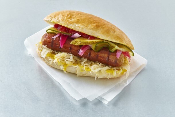 NoHot Dog s kislimi kumaricami, čebulo in kislim zeljem