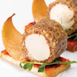 Rolada kozjega sira na kruhu z rdečim pestom