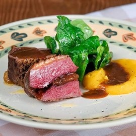 Račje prsi s suhimi marelicami in pire krompirjem s kurkumo Račje prsi s suhimi marelicami in pire krompirjem s kurkumo