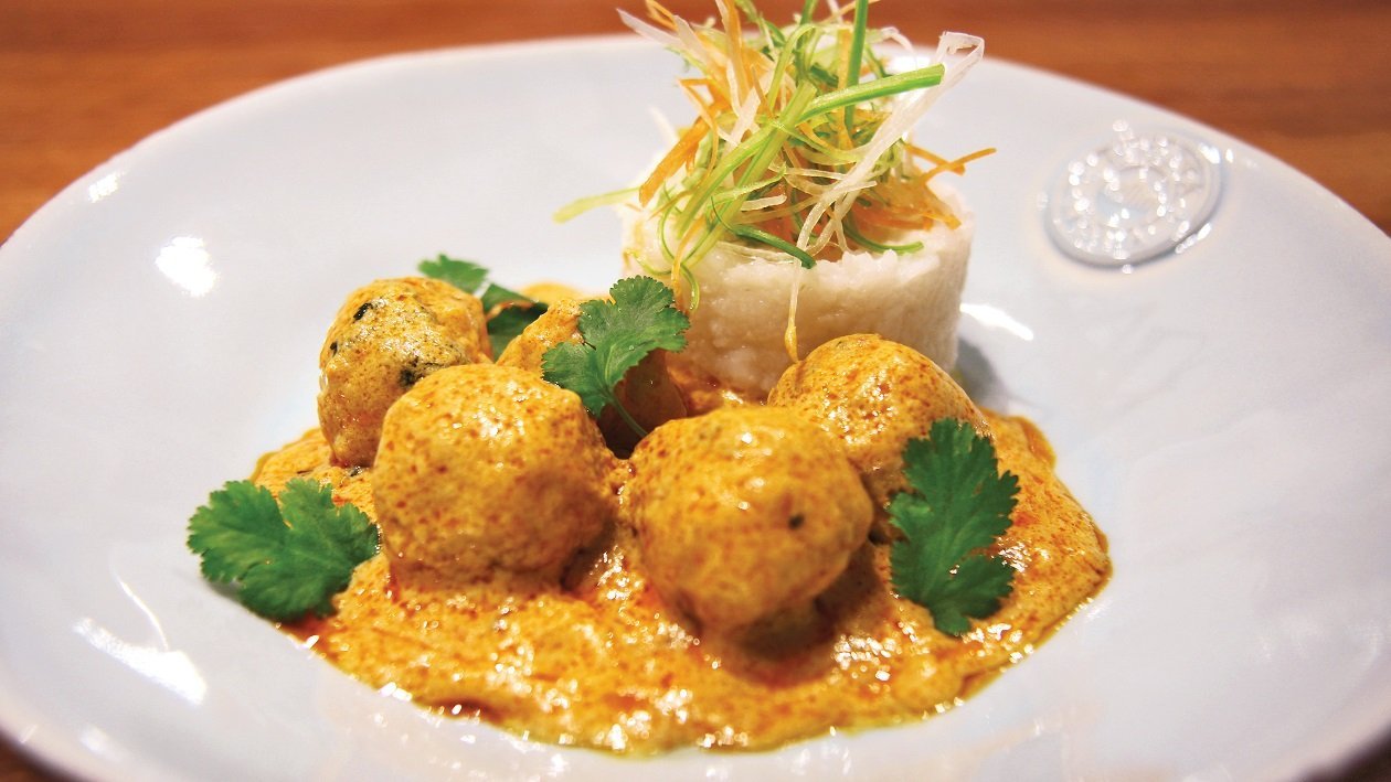 Rdeči Thai curry s piščančjimi kroglicami – - Recept