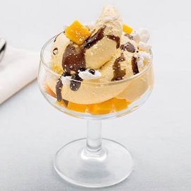 Brezglutenski tiramisu z mangom in meringo