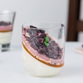 Jabolčna panna cotta z breskovim želejem in robidami