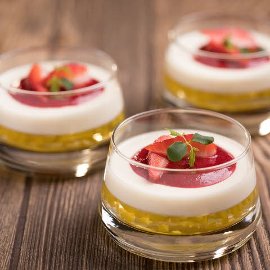 Kokosova Panna Cotta na mangovem želeju Kokosova Panna Cotta na mangovem želeju