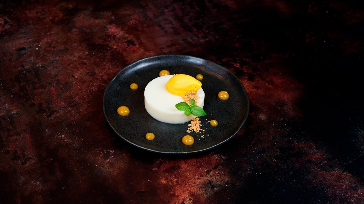 Limonina panna cotta s pirejem suhih marelic in pasijonko – - Recept