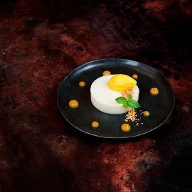 Limonina panna cotta s pirejem suhih marelic in pasijonko Limonina panna cotta s pirejem suhih marelic in pasijonko