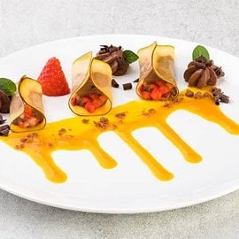 Mangovi ravioli, polnjeni s čokolado in jagodnim mousseom