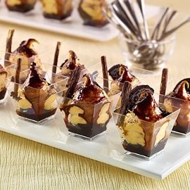 Tiramisu s kavo, čokoladnimi piškoti in sladkim korenom