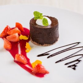 Čokoladni kolač z jagodnim prelivom