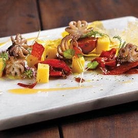 Dušena hobotnica s polento in gremolato