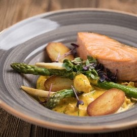 Losos na žaru s Curry omako in šparglji Losos na žaru s Curry omako in šparglji