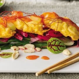 Ocvrti fileji ostriža na Pak Choi zelenjavi Ocvrti fileji ostriža na Pak Choi zelenjavi
