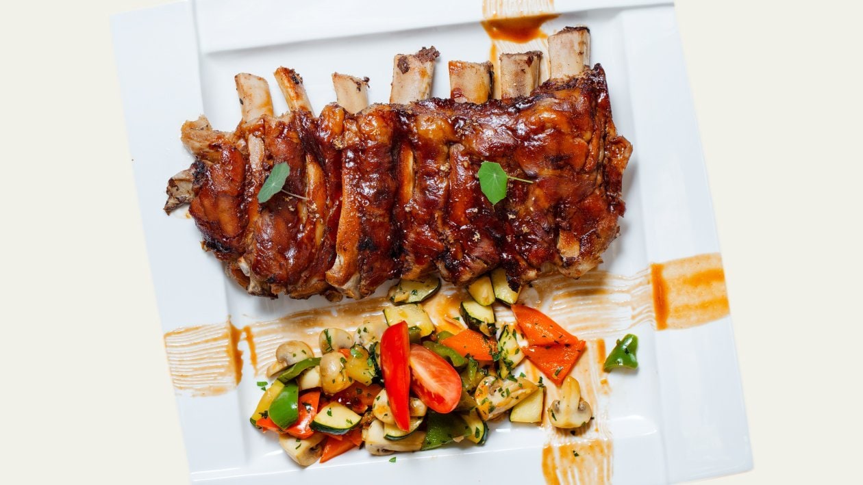 Pečena telečja rebra z BBQ omako in zelenjavo - Recept