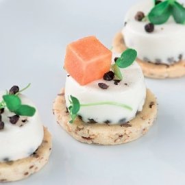 Slana panakota s sečuanskim poprom in kockami papaje