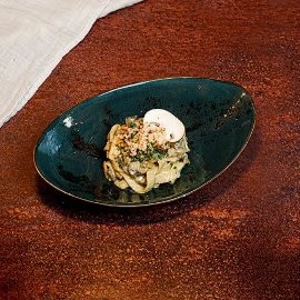 Dušene testenine z gobami, česnom in peteršiljem