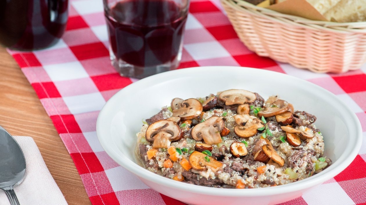 Kvinoja s trakovi govedine v rdečem vinu, šampinjoni in hrustljavimi lešniki – - Recept