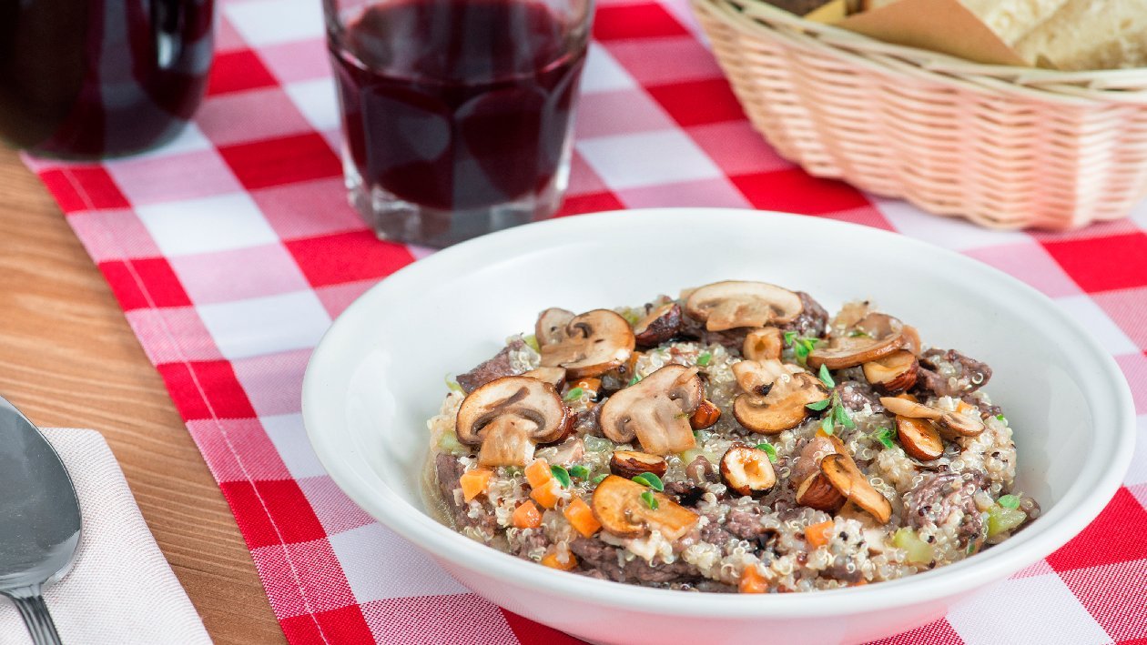 Kvinoja s trakovi govedine v rdečem vinu, šampinjoni in hrustljavimi lešniki – - Recept Kvinoja s trakovi govedine v rdečem vinu, šampinjoni in hrustljavimi lešniki – - Recept