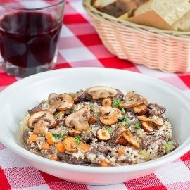 Kvinoja s trakovi govedine v rdečem vinu, šampinjoni in hrustljavimi lešniki