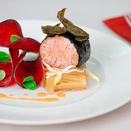 Svinjski file v skorji nori alg z belgijskim radičem Svinjski file v skorji nori alg z belgijskim radičem