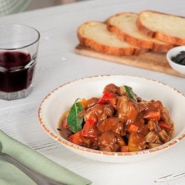 Svinjski golaž s tonka oreščkom