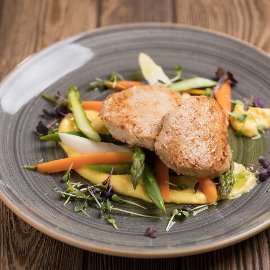 Teletina na žaru s curry polento in šparglji Teletina na žaru s curry polento in šparglji