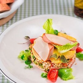 Kuskus z dimljenim tofujem in piščancem z žafranom Kuskus z dimljenim tofujem in piščancem z žafranom