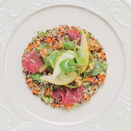 Kvinojina solata s hruškami, zeleno, orehi in govejim carpacciom