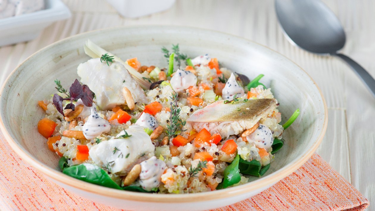 Kvinojina solata s konfitom limonske trave, pinjolami in majonezo z ikrami – - Recept