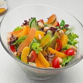 Mešana solata s kumaricami, mariniranim korenčkom, pomarančami in praženimi mandlji