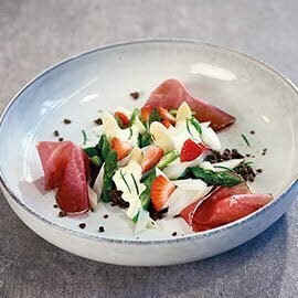 Šparglji s šunko in jagodami