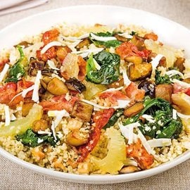 Topel bulgur s pečenimi jajčevci, hrustljavo slanino, ricotto in limonino špinačo