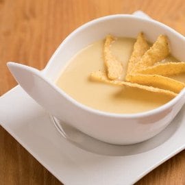 Bučna juha s curryem in tortiljami Bučna juha s curryem in tortiljami