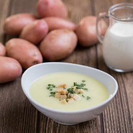 Krompirjeva juha s kruhovimi kockami Krompirjeva juha s kruhovimi kockami