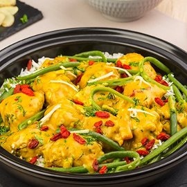 Piščančja enolončnica v curry omaki z goji jagodami in zelenim fižolom Piščančja enolončnica v curry omaki z goji jagodami in zelenim fižolom