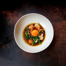 Zelenjavna enolončnica z rumenjakom in slanino