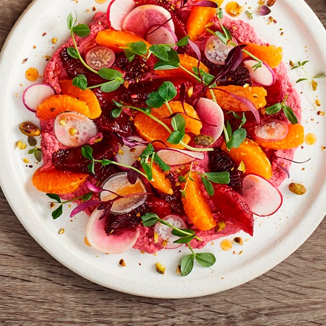 Humus iz pečene pese v solati z redkvico, citrusi in pistacijami Humus iz pečene pese v solati z redkvico, citrusi in pistacijami