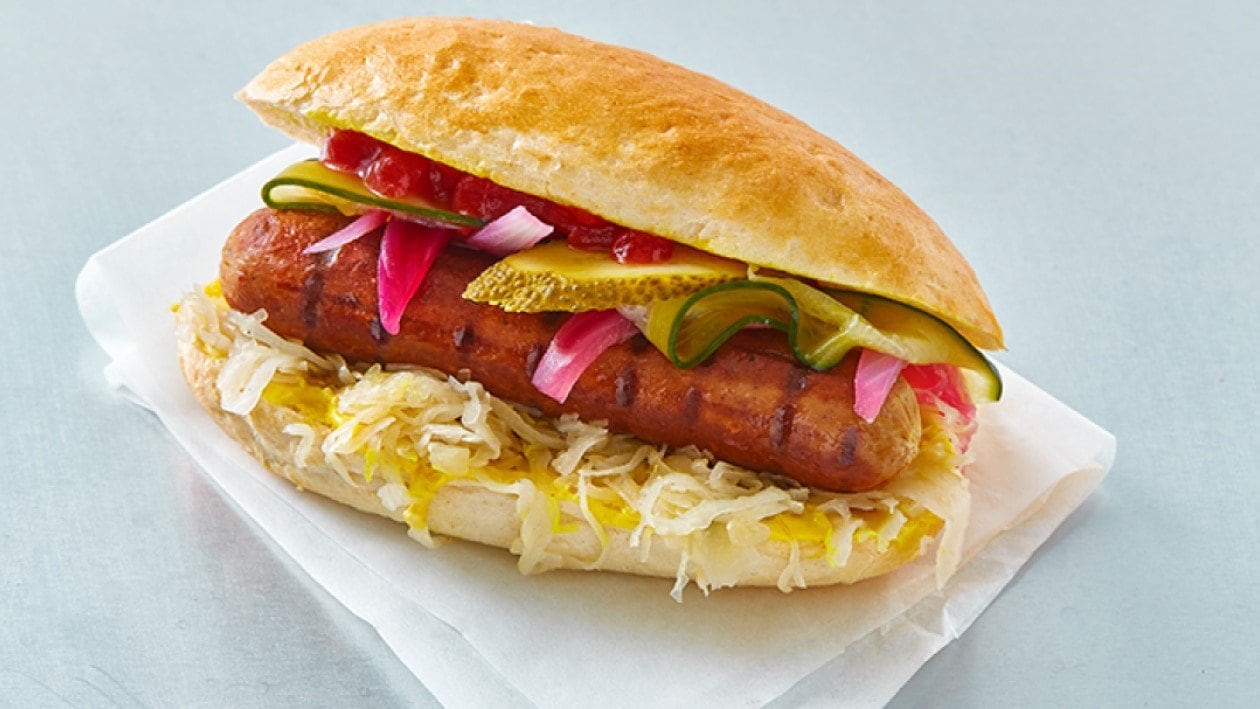 NoHot Dog s kislimi kumaricami, čebulo in kislim zeljem – - Recept