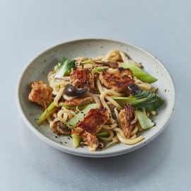 Pečeni rezanci z NoChicken Chunks Pečeni rezanci z NoChicken Chunks