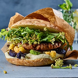 Raw NoBeef Burger s cvetačo in rukolo Raw NoBeef Burger s cvetačo in rukolo